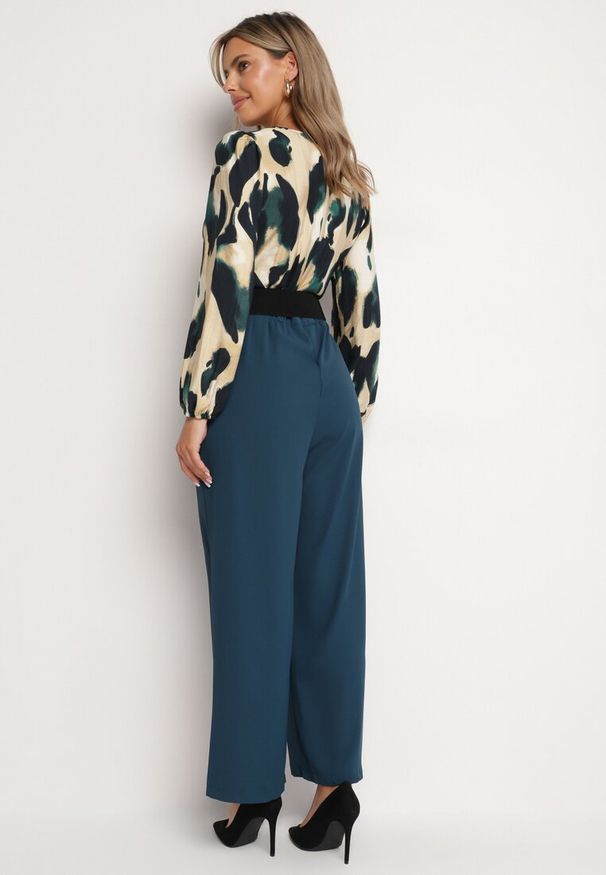 Born2be - Beżowo-Niebieski Kombinezon o Kopertowym Kroju z Dodatkowym Paskiem i Wzorzystą Górą Tinasirae. Okazja: na co dzień. Kolor: zielony. Styl: elegancki, casual