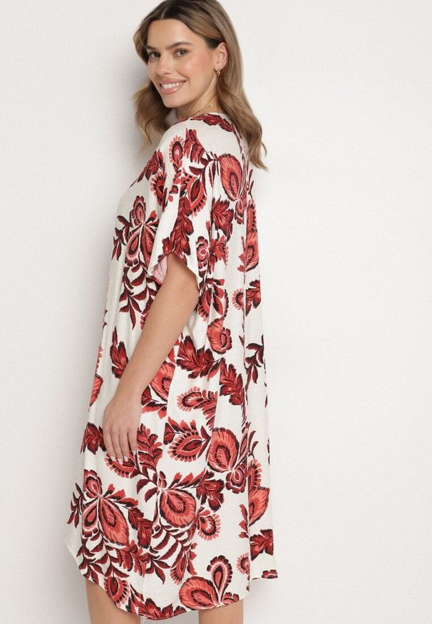 Born2be - Bordowa Sukienka z Lnem i Wiskozą Ozdobiona Cyrkoniami Sadelune. Okazja: na co dzień. Typ kołnierza: dekolt w serek. Kolor: czerwony. Materiał: len, wiskoza. Wzór: aplikacja. Styl: klasyczny, casual, elegancki