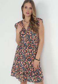 Born2be - Granatowa Rozkloszowana Sukienka z Wiskozy w Kwiaty Evalis. Kolor: niebieski. Materiał: wiskoza. Wzór: kwiaty. Sezon: lato #1