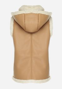 Born2be - Jasnobrązowa Kamizelka Bezrękawnik z Ekoskóry Ozdobiony Kożuszkiem Lilkana. Typ kołnierza: kaptur. Kolor: brązowy. Materiał: futro. Długość rękawa: bez rękawów. Wzór: aplikacja #5
