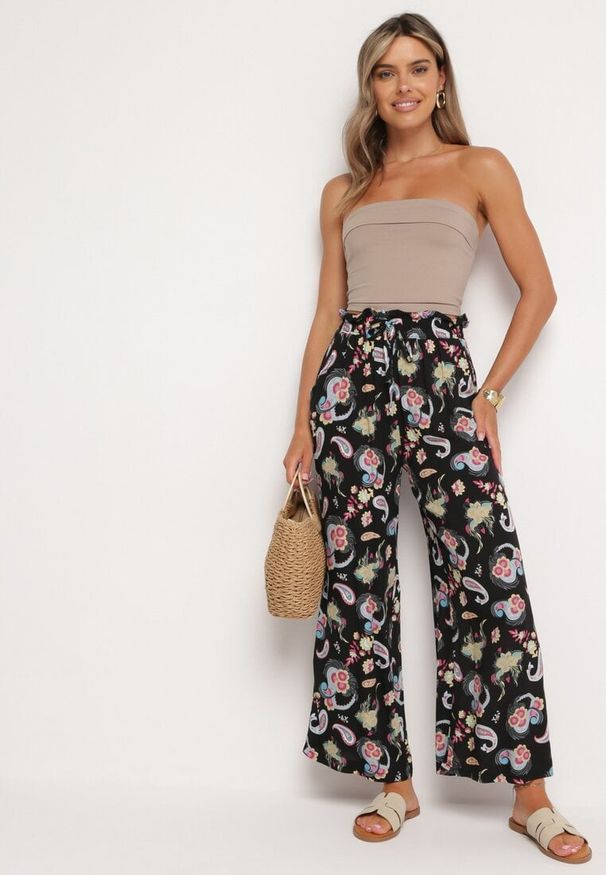 Born2be - Czarno-Różowe Spodnie z Bawełny z w Stylu Boho z Szerokimi Nogawkami i Gumką w Talii Jelvia. Okazja: na co dzień. Kolor: czarny. Materiał: bawełna. Sezon: wiosna, lato. Styl: boho