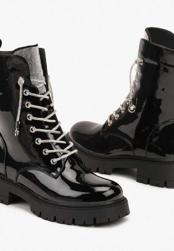 Born2be - Czarne Lakierowane Botki Typu Traperki z Brokatowymi Sznurówkami i Cyrkoniami Vairel. Okazja: na co dzień. Kolor: czarny. Materiał: lakier. Styl: casual, elegancki