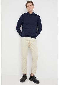 United Colors of Benetton sweter bawełniany męski kolor granatowy lekki. Okazja: na co dzień. Kolor: niebieski. Materiał: bawełna. Długość rękawa: długi rękaw. Długość: długie. Styl: casual