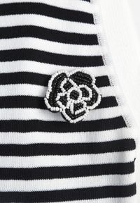 Renee - Biało-Czarny Top z Wiskozy w Paski z Ozdobną Broszką Dinette. Kolor: biały. Materiał: wiskoza. Długość rękawa: bez rękawów. Wzór: paski #5