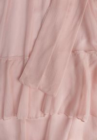 Renee - Różowa Eteryczna Sukienka z Falbanami i Wiązanym Paskiem w Talii Rivania. Kolor: różowy #7