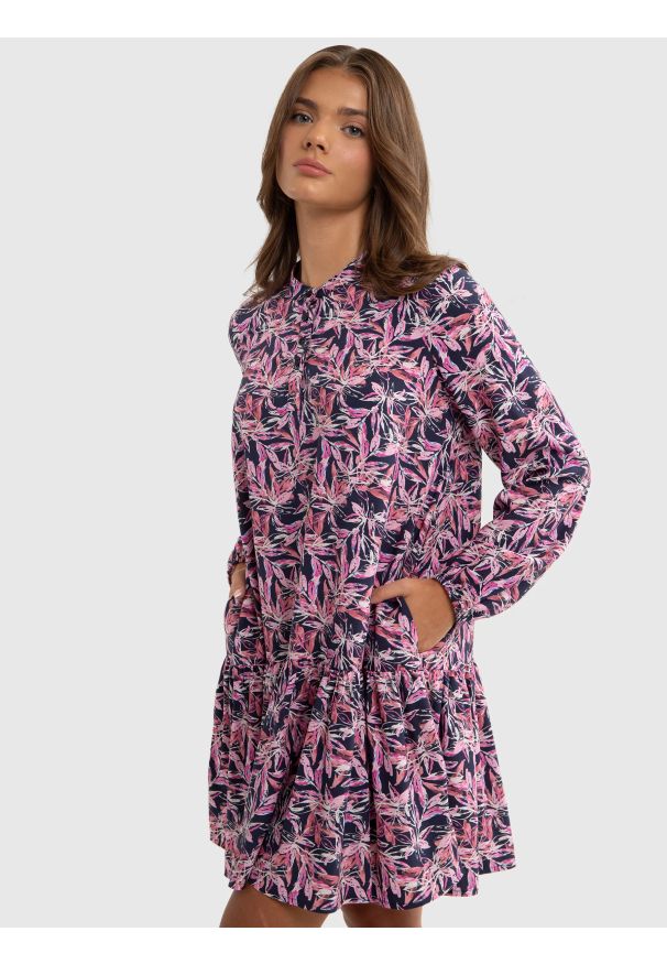 Big-Star - Sukienka dziewczęca wiskozy z motywem kwiatowym Poluna 000. Okazja: na co dzień, na spacer. Typ kołnierza: kołnierzyk stójkowy. Kolor: wielokolorowy. Wzór: kwiaty. Typ sukienki: proste. Materiał: wiskoza. Długość rękawa: krótki rękaw. Sezon: jesień. Styl: casual, elegancki