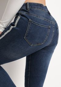 Born2be - Granatowe Jeansy Skinny z Brokatowymi Lampasami Prestella. Okazja: na co dzień. Kolor: niebieski. Długość: długie. Styl: casual, elegancki #6