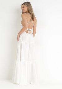 Born2be - Biała Maxi Sukienka na Cienkich Ramiączkach z Wiązaniem na Tyle Ozdobiona Falbankami Beatrics. Typ kołnierza: kołnierz z falbankami. Kolor: biały. Długość rękawa: na ramiączkach. Wzór: aplikacja. Długość: maxi