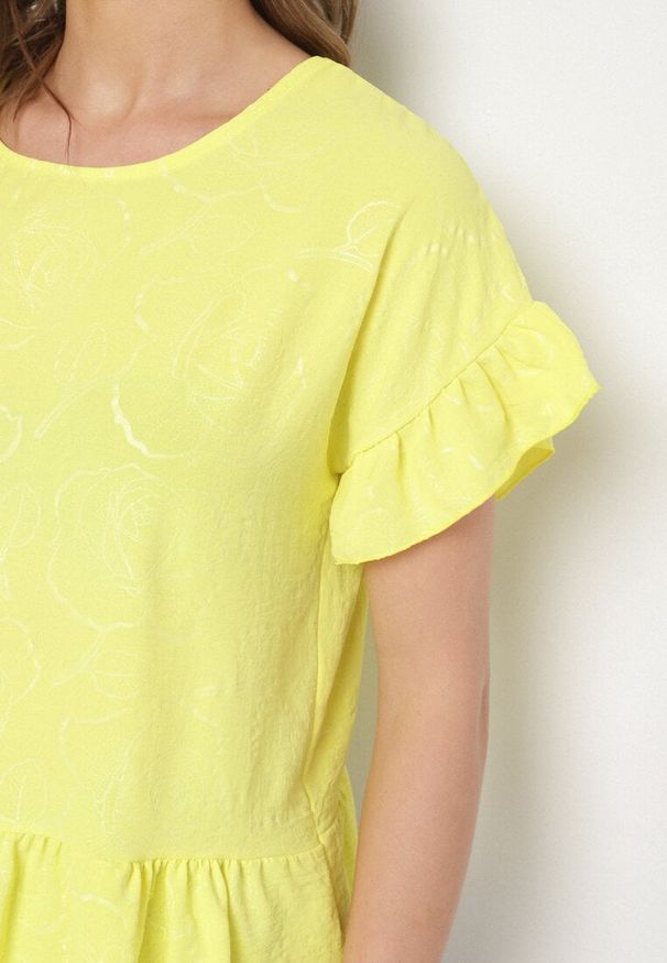 Born2be - Żółta Bluzka o Kroju Oversize z Falbanami Livelle. Okazja: na co dzień. Kolor: żółty. Materiał: jeans. Długość rękawa: krótki rękaw. Długość: krótkie. Styl: casual