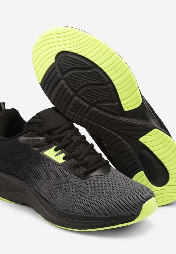Born2be - Czarno-Szare Buty Sportowe Sneakersy Ozdobione Tłoczeniem Sarivara. Okazja: na co dzień. Kolor: czarny. Materiał: jeans. Wzór: aplikacja