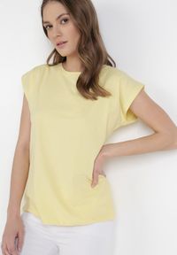 Born2be - Żółty T-shirt Peshahria. Kolor: żółty. Materiał: bawełna. Długość rękawa: krótki rękaw. Długość: krótkie. Wzór: kolorowy. Styl: sportowy #8