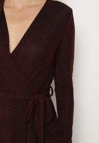 Born2be - Bordowy Taliowany Kombinezon z Wiskozą Ozdobiony Paskiem i Metaliczną Nicią Lilanna. Okazja: na co dzień, na imprezę. Kolor: czerwony. Materiał: wiskoza. Wzór: aplikacja. Styl: casual, elegancki #4