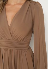Born2be - Brązowa Rozkloszowana Sukienka z Wiskozą Selithiel. Okazja: na wesele, na ślub cywilny, na imprezę. Typ kołnierza: dekolt w serek. Kolor: brązowy. Materiał: wiskoza. Styl: elegancki #6