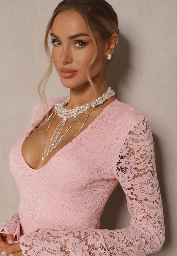 Renee - Ciemnoróżowa Dopasowana Sukienka Zdobiona Koronką z Rozszerzanym Dołem Hannalis. Kolor: różowy. Materiał: koronka. Wzór: koronka, aplikacja