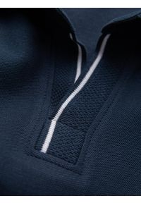 Ombre Clothing - Koszulka męska polo z dzianiny pique bez guzików - granatowa V3. Okazja: do pracy, na co dzień. Typ kołnierza: polo. Kolor: niebieski. Materiał: dzianina. Wzór: aplikacja, ze splotem, paski. Styl: klasyczny, sportowy, wizytowy, casual #3