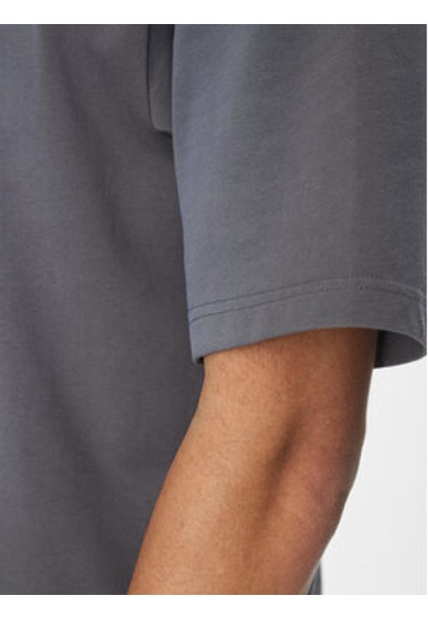 Nike T-Shirt FZ1914 Szary Regular Fit. Kolor: szary. Materiał: bawełna