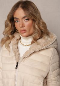 Renee - Jasnobeżowa Dwustronna Kurtka ze Ściągaczem i Kapturem Bellva. Kolor: beżowy. Materiał: futro. Wzór: aplikacja #5