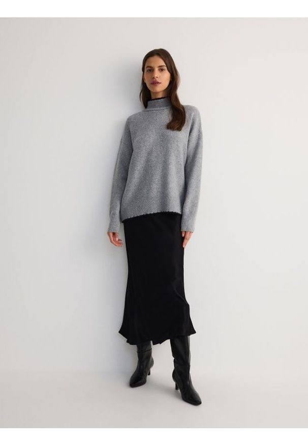 Reserved - Sweter z kontrastową wstawką - szary. Kolor: szary. Materiał: dzianina, wiskoza