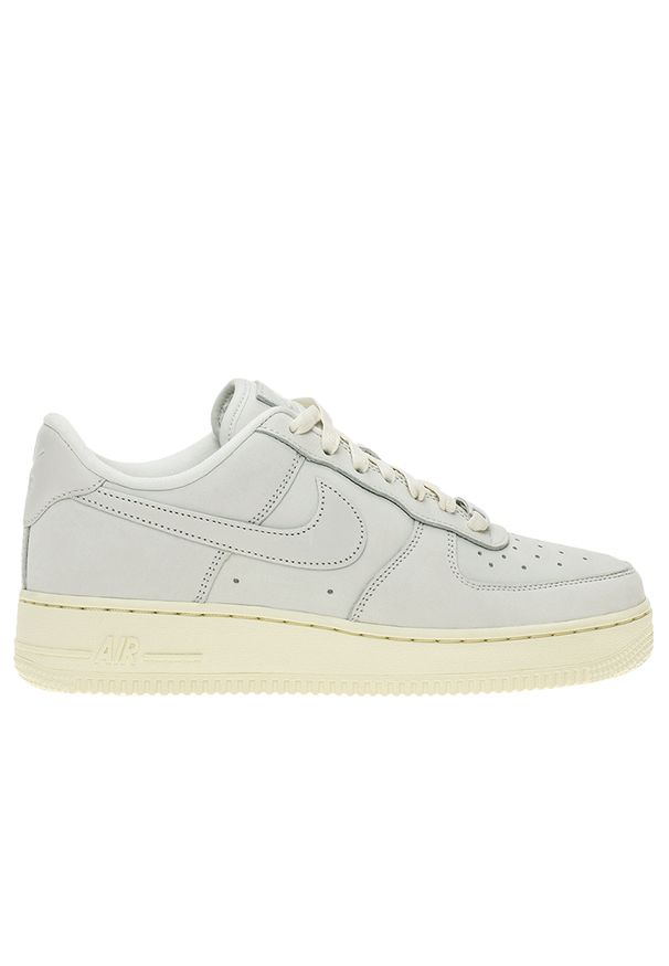 Buty Nike Air Force 1 Premium DR9503-100 - białe. Kolor: biały. Materiał: guma, materiał, skóra, syntetyk. Szerokość cholewki: normalna. Model: Nike Air Force