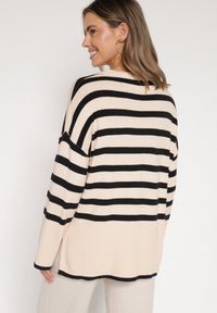 Born2be - Czarno-Kremowy Sweter o Kroju Oversize z Motywem Pasków Irtusa. Okazja: na co dzień. Kolor: czarny. Materiał: jeans. Styl: casual #5