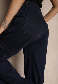 Renee - Granatowe Jeansy z Bawełną o Szerokim Kroju High Waist z Kieszeniami Cargo Phirinna. Okazja: na co dzień. Stan: podwyższony. Kolor: niebieski. Wzór: moro. Styl: militarny, elegancki, casual