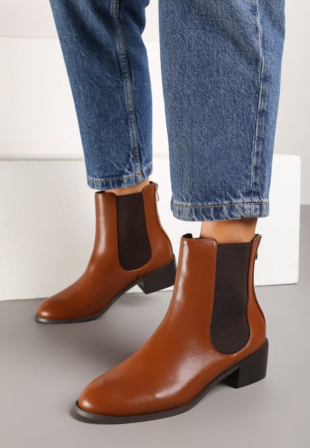 Renee - Brązowe Botki Sztyblety na Słupku z Gumką z Boku Etalira. Okazja: na spotkanie biznesowe. Kolor: brązowy. Materiał: jeans. Obcas: na słupku. Styl: klasyczny, biznesowy, elegancki