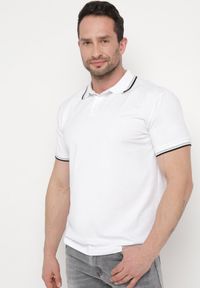 Born2be - Biała Koszulka o Fasonie Polo z Guzikami Timarie. Okazja: na spotkanie biznesowe. Typ kołnierza: polo. Kolor: biały. Materiał: dresówka. Styl: klasyczny, biznesowy, elegancki