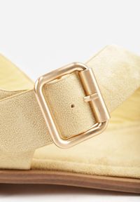 Born2be - Żółte Płaskie Sandały z Asymetrycznym Paskiem i Dużą Klamrą Zellova. Okazja: na co dzień. Zapięcie: klamry. Kolor: żółty. Materiał: zamsz, koronka. Styl: casual, elegancki #2