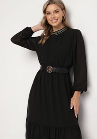 Born2be - Czarna Sukienka z Gumką w Talii Ozdobiona Aplikacjami przy Dekolcie Lilirae. Kolor: czarny. Wzór: aplikacja. Sezon: lato, wiosna. Styl: elegancki #5