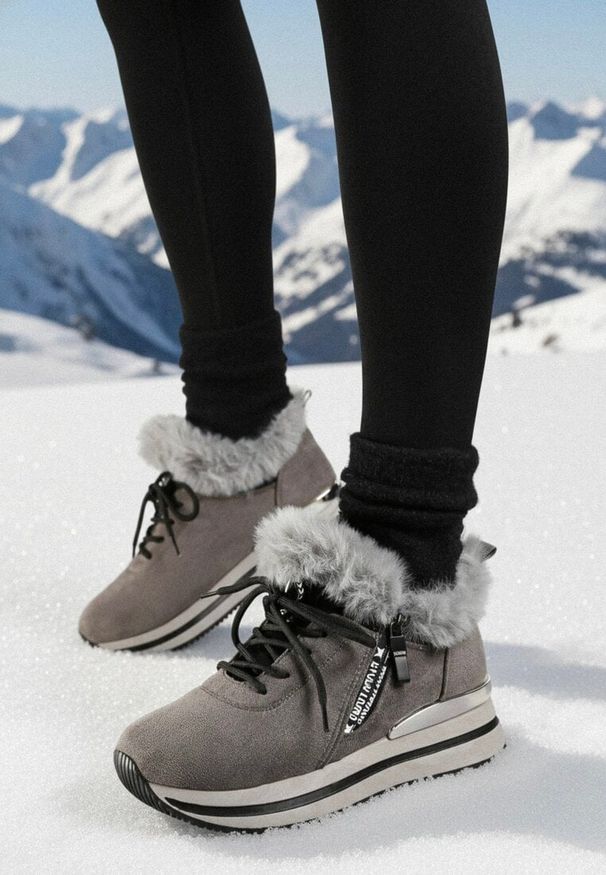 Born2be - Szare Płaskie Sneakersy Ozdobione Futerkiem i Napisem Tarvina. Okazja: na co dzień. Zapięcie: sznurówki. Kolor: szary. Materiał: futro. Wzór: napisy, aplikacja
