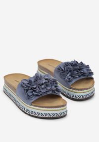 Born2be - Niebieskie Klapki na Plecionej Platformie Tynleigh. Nosek buta: otwarty. Kolor: niebieski. Materiał: materiał. Wzór: aplikacja, kwiaty. Obcas: na platformie