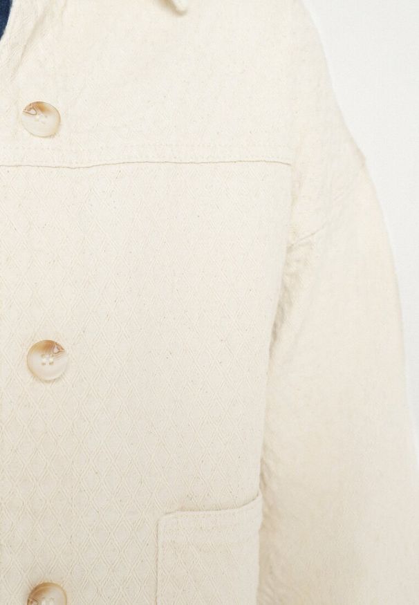 Born2be - Beżowa Kurtka Koszulowa z Tłoczonego Materiału z Bawełny z Kieszeniami Janlira. Okazja: na co dzień. Kolor: beżowy. Materiał: materiał, bawełna. Długość rękawa: długi rękaw. Długość: długie. Styl: elegancki, casual, klasyczny