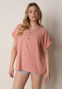 Born2be - Różowa Bluzka z Bawełną o Nietoperzowym Kroju z Guzikami Mistwin. Okazja: do pracy, na co dzień. Kolor: różowy. Materiał: bawełna. Styl: klasyczny, casual #1