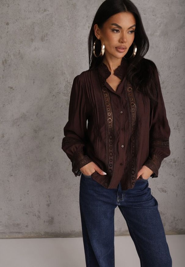 Renee - Brązowa Koszula ze Stójką i Koronką Phaeninca. Okazja: na co dzień. Typ kołnierza: kołnierzyk stójkowy. Kolor: brązowy. Materiał: koronka. Wzór: koronka. Styl: casual, elegancki