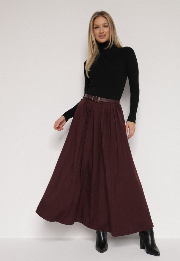 Born2be - Bordowa Wiskozowa Spódnica o Rozkloszowanym Kroju z Paskiem z Klamrą Lawedisa. Okazja: na co dzień, do pracy, na spotkanie biznesowe. Kolor: czerwony. Materiał: wiskoza. Styl: klasyczny, casual, biznesowy, elegancki