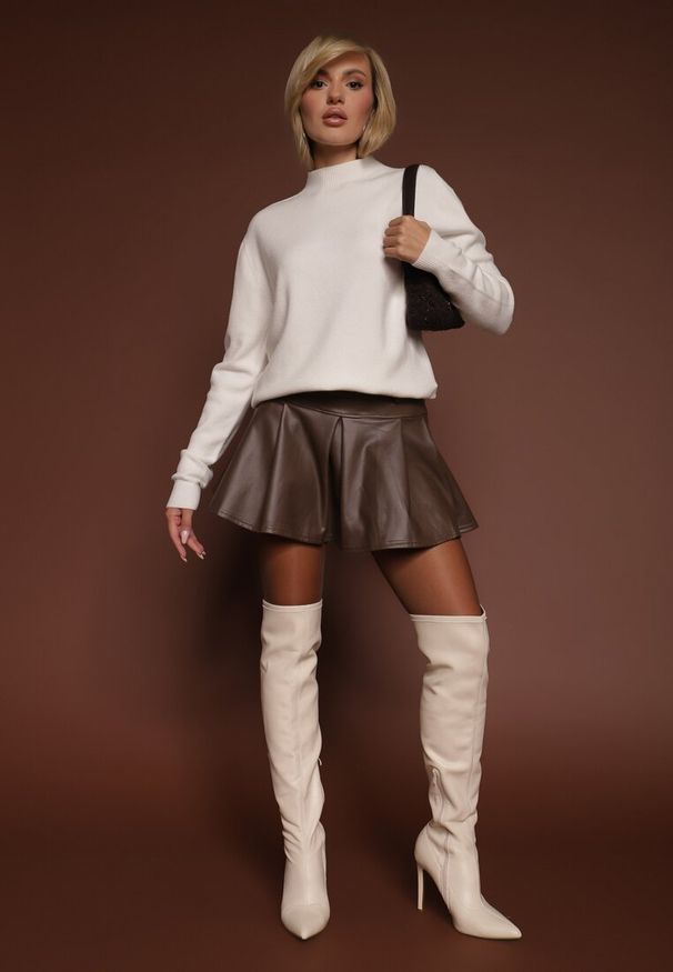 Renee - Biały Gładki Sweter z Półgolfem z Dzianiny z Wełną i Wiskozą Zaiara. Okazja: na co dzień. Kolor: biały. Materiał: dzianina, wełna, wiskoza. Długość rękawa: długi rękaw. Długość: długie. Wzór: gładki. Styl: casual, klasyczny