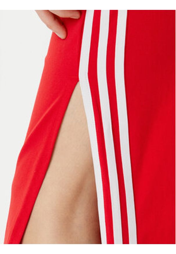 Adidas - adidas Sukienka codzienna adicolor 3-Stripes JD4620 Czerwony Slim Fit. Okazja: na co dzień. Kolor: czerwony. Materiał: bawełna. Typ sukienki: proste. Styl: casual