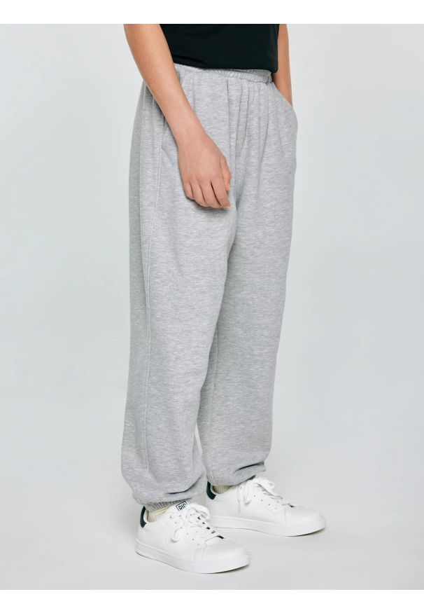 Big-Star - Spodnie chłopięce dresowe szare Polis 901. Okazja: na co dzień, na uczelnię. Kolor: szary. Materiał: dresówka. Wzór: aplikacja. Styl: casual, sportowy