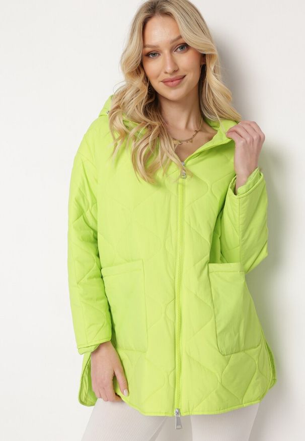 Born2be - Zielona Kurtka Oversize z Kapturem z Ozdobnym Pikowaniem i Rozcięciem Klimella. Typ kołnierza: kaptur. Kolor: zielony. Styl: elegancki