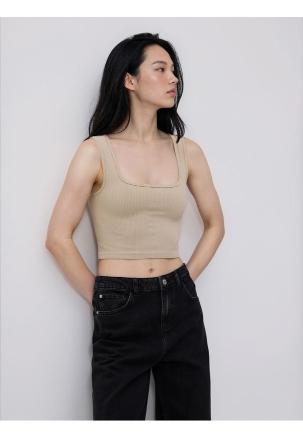 Reserved - Dopasowany top - kremowy. Kolor: kremowy. Materiał: prążkowany, dzianina