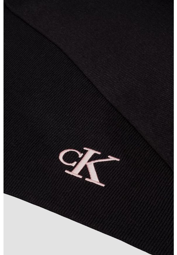 Calvin Klein - CALVIN KLEIN Czarny damski szalik z różowym logo. Kolor: czarny. Wzór: haft