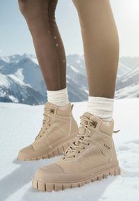 Born2be - Ciemnobeżowe Botki Trapery Vices na Grubej Tłoczonej Podeszwie z Przeszyciami Amarrise. Okazja: na co dzień. Kolor: beżowy. Materiał: jeans. Styl: casual #1