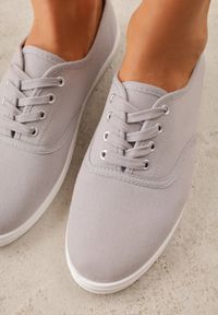 Born2be - Szare Tenisówki na Płaskiej Podeszwie ze Sznurowaniem i Okrągłym Noskiem Ezoma. Wysokość cholewki: przed kostkę. Nosek buta: okrągły. Kolor: szary. Wzór: kropki. Obcas: na płaskiej podeszwie #8