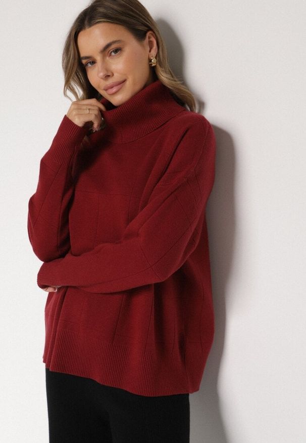 Born2be - Bordowy Golf w Klasycznym Stylu Linagela. Typ kołnierza: golf. Kolor: czerwony. Materiał: jeans. Styl: klasyczny