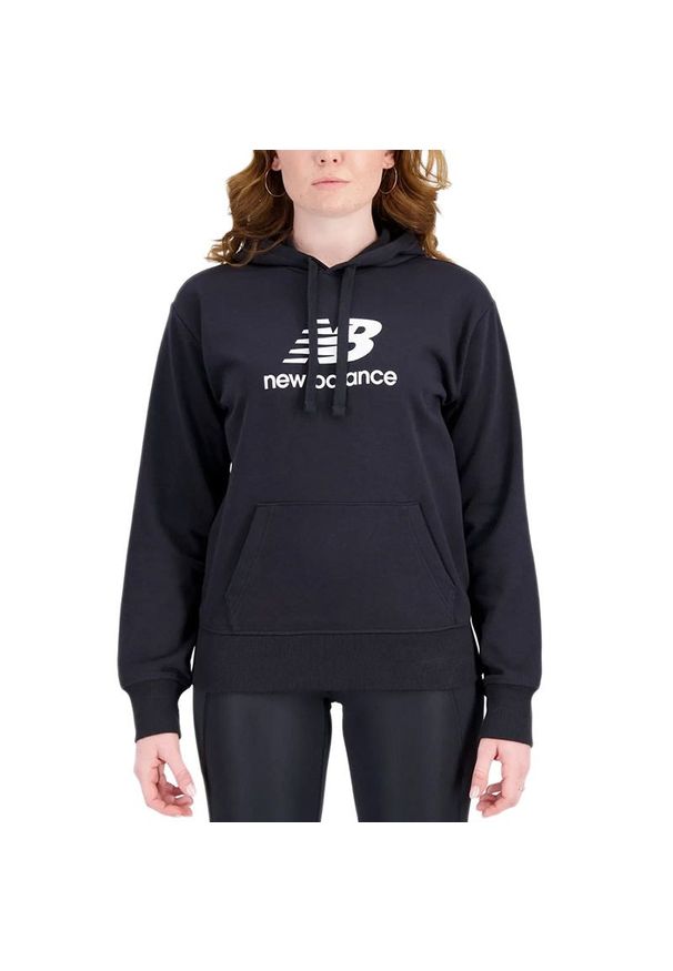 Bluza New Balance WT31533BK - czarna. Typ kołnierza: kaptur. Kolor: czarny. Materiał: bawełna, tkanina, poliester. Wzór: aplikacja. Styl: klasyczny, sportowy