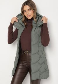 Born2be - Zielona Kamizelka z Odpinanym Kapturem Ozdobiona Pikowaniem Tulira. Okazja: na co dzień. Kolor: zielony. Materiał: jeans. Wzór: aplikacja. Styl: klasyczny, casual, elegancki #5