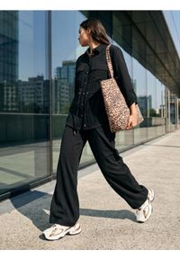 Sinsay - Spodnie materiałowe z szeroką nogawką - czarny. Kolor: czarny. Materiał: materiał
