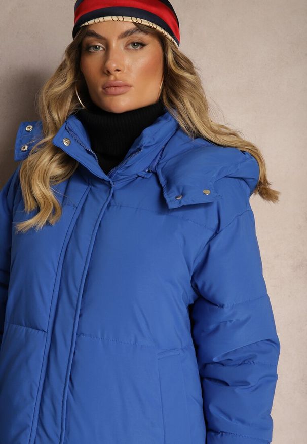 Renee - Niebieska Długa Kurtka z Pikowaniem z Odpinanym Kapturem i Wsuwanymi Kieszeniami Daitras. Kolor: niebieski. Długość: długie. Styl: elegancki