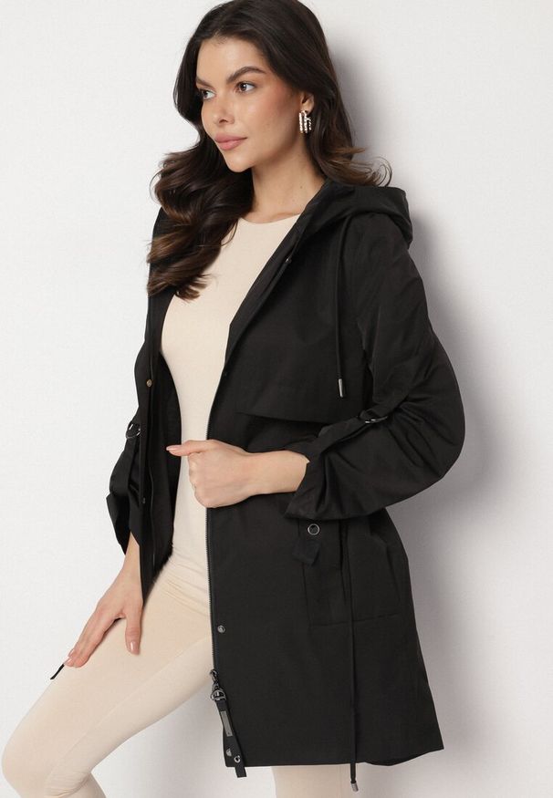 Born2be - Czarny Płaszcz Kurtka Przeciwwiatrowa z Kapturem Amilina. Okazja: na spacer, na co dzień. Typ kołnierza: kaptur. Kolor: czarny. Materiał: wełna, jeans. Wzór: aplikacja. Styl: casual, elegancki