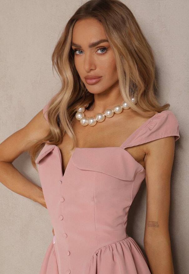Renee - Ciemnoróżowa Sukienka o Rozkloszowanym Kroju na Ramiączkach z Ozdobnym Dekoltem Salaviel. Okazja: na co dzień. Typ kołnierza: dekolt kwadratowy. Kolor: różowy. Długość rękawa: na ramiączkach. Styl: klasyczny, casual, elegancki